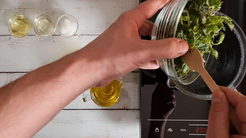 Olej z pokrzywy uzyskany przez przeniesienie i użycie bain-marie, zdjęcie 2