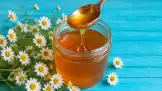 Napar z rumianku w miodzie lub miód rumiankowy